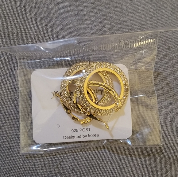 🆕️🛍 Gold And Faux Daimonds Earrings 🆕️🛍 - Picture 2 of 3